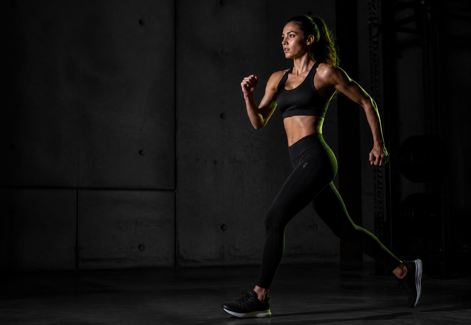 Atleta treinando com roupas Aversa Fit